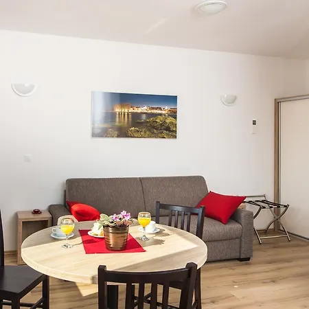 维拉安科拉公寓 *